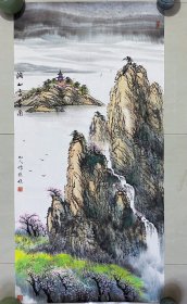 青绿竖幅山水画，半工半写意，皴法点染，纯手绘，假一赔万，正面一幅画，背面一幅画，都是本人精心收藏的，辽宁省美协刘志伟老师，笔名儒樵老师的原创大作，实际画的比照片拍出来要漂亮的多，照相光线不好，笔法苍劲有力，浓淡干湿焦，行云流水。1.38米×70的，四尺整张竖幅的，家里客厅，卧室，书房都可悬挂，特别是玄关挂，非常合适，非常大气，家中有字画，必是富贵家，要想人前显贵，必得花开富贵，闭眼入。