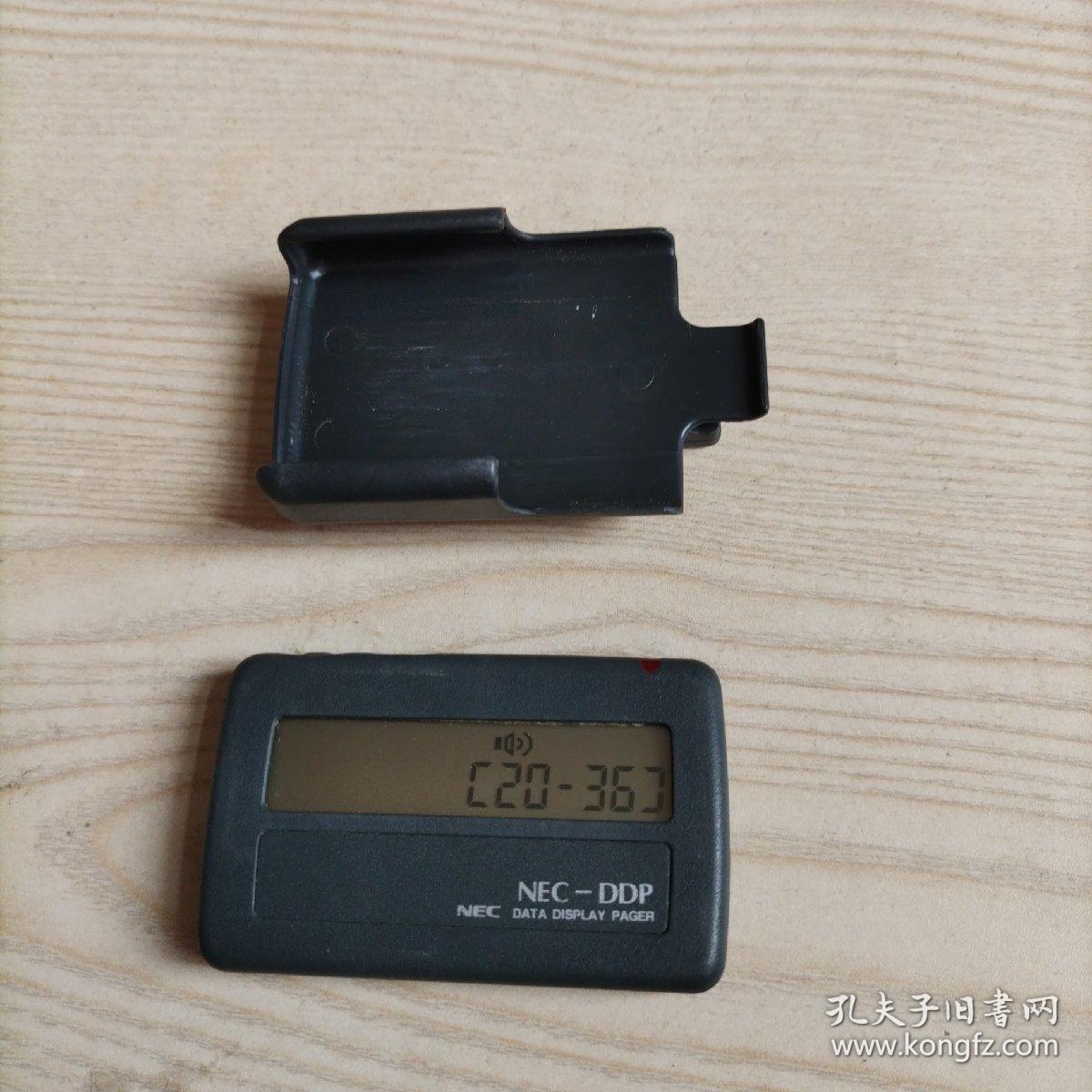 NEC传呼机R4N4-6B编号N48423733ZZ，装上电池红灯亮，有滴滴声，电池盖缺少个小角，不知能否正常使用，介意者勿拍。