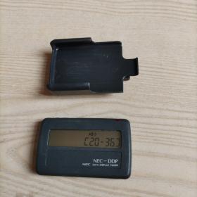 NEC传呼机R4N4-6B编号N48423733ZZ，装上电池红灯亮，有滴滴声，电池盖缺少个小角，不知能否正常使用，介意者勿拍。