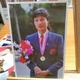 洛杉矶奥运冠军中国女排侯玉珠亲笔签名照片