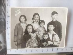 1959年粗辫子美女家庭合影照片(50-60年代杨永仙相册，杨永仙50年代就读于昆明师专附小，50年代末60年代初就读于昆明十中)