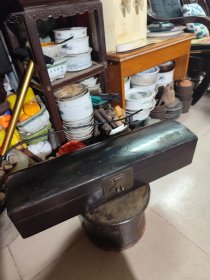 662.清代牛皮包窠杉木珠宝枕头箱。