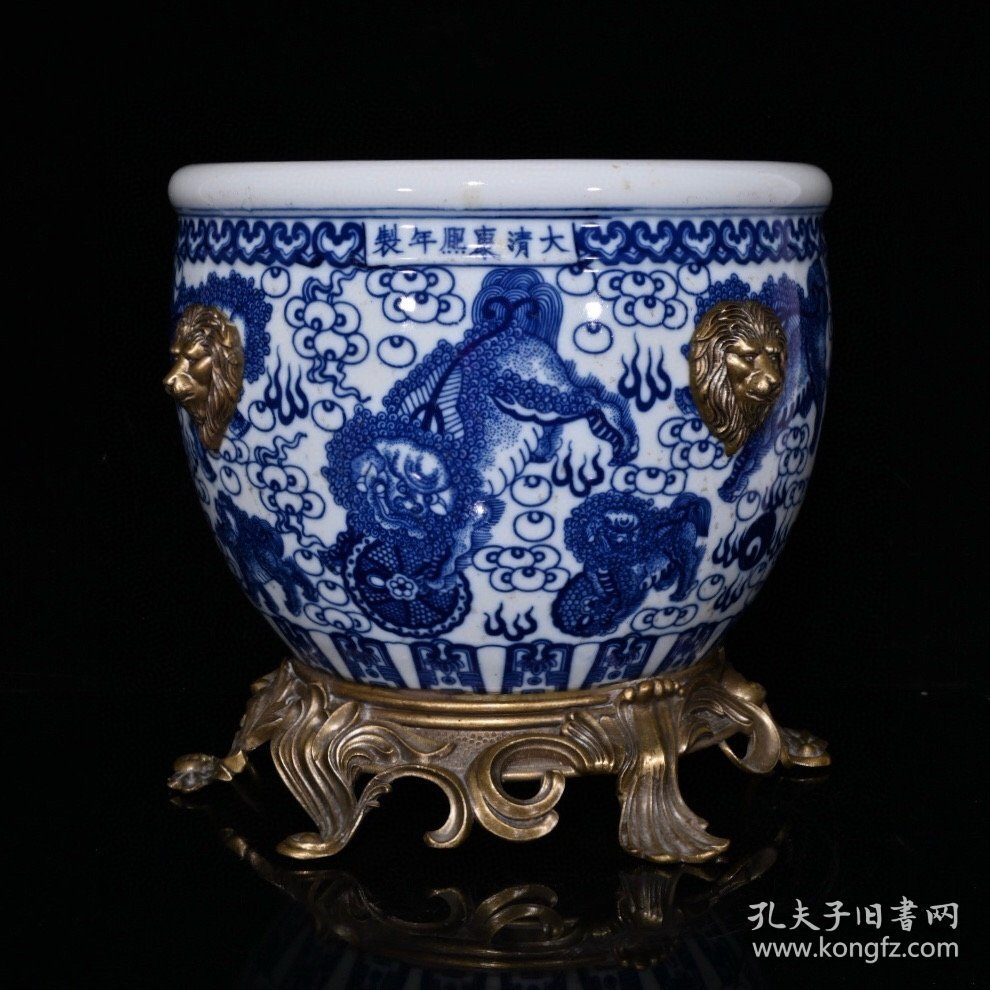 大清乾隆青花狮纹包铜回流缸（31.5×37cm）
