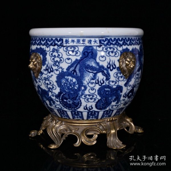 大清乾隆青花狮纹包铜回流缸（31.5×37cm）