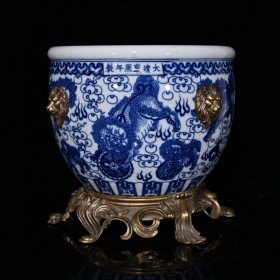 大清乾隆青花狮纹包铜回流缸（31.5×37cm）
