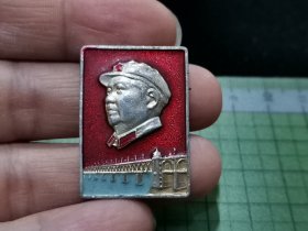 毛主席彩色像章（正面：武汉长江大桥图案；背面字：毛主席万岁，1949-1967 国庆 武汉部队）。