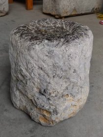 老青石雕刻老坐墩，皮壳老辣，中间稍凹，坐上去比较舒服，高40公分，直径35公分