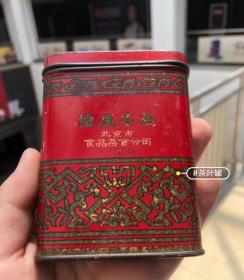七十年代北京市食品杂货公司出品茶叶罐，纹饰挺好看，整体完好，喜欢的来