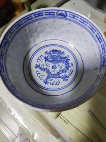 景德镇，青花龙纹玲珑瓷碗，陶瓷收藏珍藏
私人珍藏，不支持无理由退货，本店诚信经营，保证图实相符，实物拍摄，品相如图，请买家一定要在签收前仔细检查，并由本人签收。如收到商品时发现商品有破损，请一定要拒绝签收并及时与店主联系，再由店主安排退款。一旦签收后则视为您已认可商品的质量以及运输没有问题，本店均不退款不退货。
请买家仔细阅读以上约定，同意才付款！！！