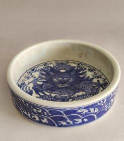 大清康熙年制精工细作满工青花龙纹笔洗，器形规整，老化明显，品相完整，成色如图1