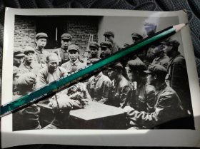 1971年照片，黄继光母亲，四川省中江县革委会副主任邓芳芝对子弟兵进行思想和政治路线方面的教育