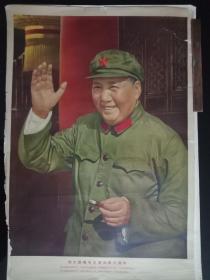 我们伟大领袖毛主席在天安门城楼上检阅革命群众游行队伍。