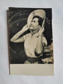 林凤，戴帽子小照片一张，原名冯静婷，又名冯淑仪，广东顺德人。1957年从影，主要作品有《玉女春情》、《南北姻缘》、《如来神掌》等。连续9年获香港(华侨晚报）授予的全球奖。1966年息影。香港60年代最红的粤语片女星，也是香港第一个拥有影迷会的偶像。林凤是20世纪60年代粤语片偶像的代表人物，风行于香港。