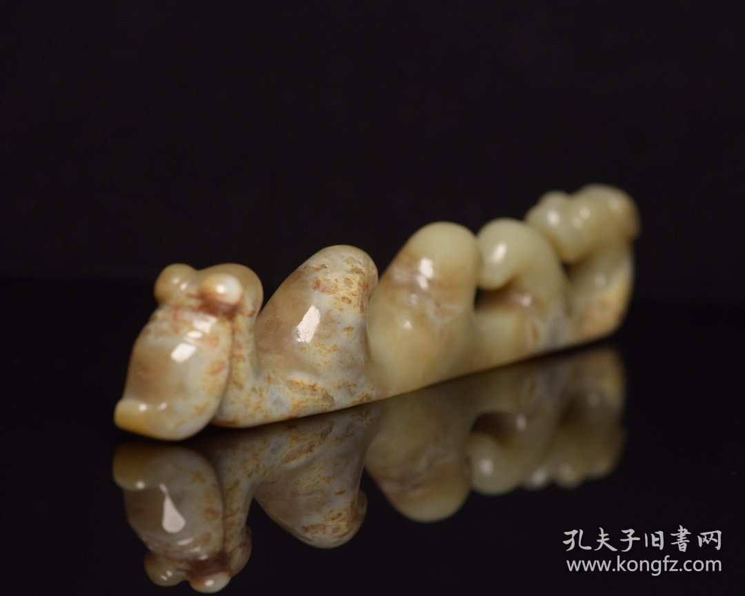 和田玉笔架     规格: 17.7×3.1×1.8厘米，重 155克。