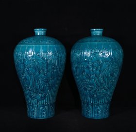 清乾隆年制孔雀蓝釉雕刻竹节龙纹梅瓶一对，高38×23厘米