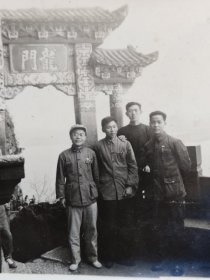 50-60年代汤国辉等昆明西山龙门合影照片右一为汤国辉(云南大学经济学院教授汤国辉相**册，1928年生于桂林。1952年毕业于广西大学会计银行系，参加土改立功获奖章。先后在一机部东北办事处、电机制造工业部计划司、昆明电机厂从事管理工作27年；1979年调入云南大学工作，教授，历任民革云南省委委员、参政议政工作委员会主委，省政府参事)