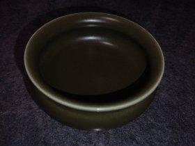 罕见康熙早期瓷器精品，常丰轩珍玩器，胎釉紧密，修胎规整，旋胚痕较明显。圈足双面斜削，表面光润具紧披光亮感，底部釉面泛白且薄，与器身有别。胎土淘洗纯净，胎体缜密，断面似糯米糕。“脱口垂足釉不过足。手感如羊脂玉、底部有桔皮纹。行家之选，难遇之宝。