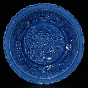 大明弘治宝石蓝开片雕刻鸟食图盘（5.3×33cm）