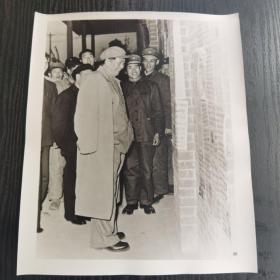 毛主席相片：1958年毛主席在人民解放军某部看  31*25.5公分