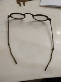 老铜框眼镜