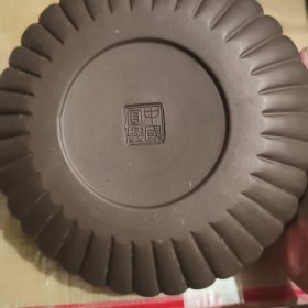 文房紫砂笔洗，中国宜兴，瓜棱形，口径15.5cm，高7.5cm。品相完好无损!