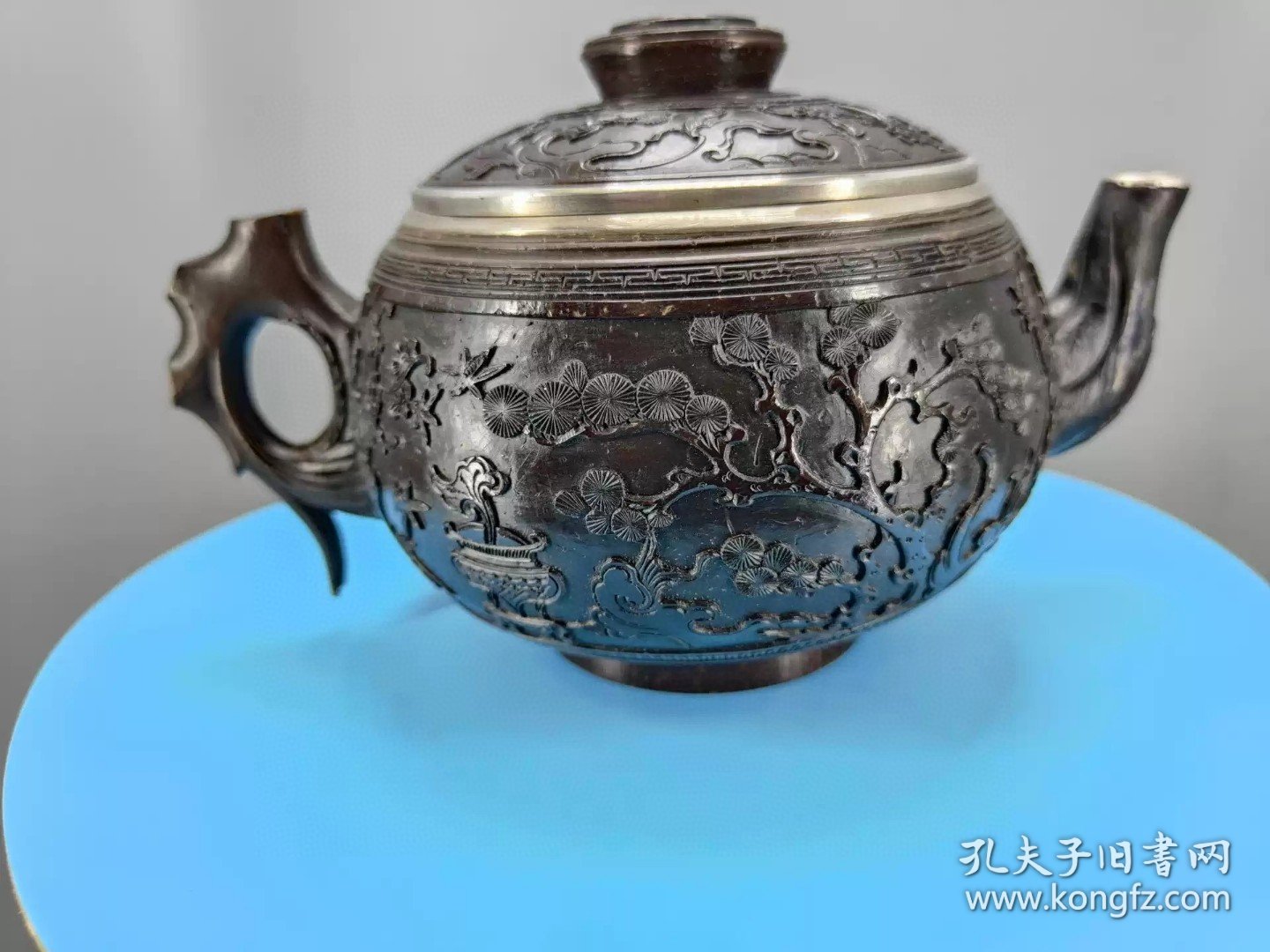 清代椰子壳雕花包银茶壶