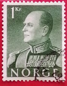挪威邮票 1959年 奥拉夫五世国王 5-1 信销 （1903年7月2日 - 1991年1月17日 ）当哈康七世于1905年继承挪威王位后，奥拉夫成为了挪威王储。纳粹德国入侵挪威后，1940年6月随父流亡英国，并积极从事救亡活动 。1944年7月至1945年7月期间，担任抗德的挪威军队总司令 。1957年，奥拉夫继承了王位 ，在他统治期间，奥拉夫被称为“人民的国王”，颇受挪威民众的爱戴