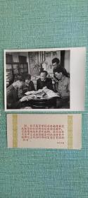 北京大学中文系教授魏建功在指导青年教师  照片长20厘米宽15厘米