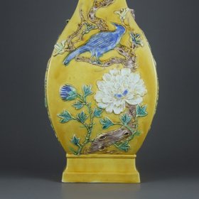 清代 王炳荣雕瓷黄釉素三彩花鸟纹双耳四方瓶 高度42.2cm，肚径17.5cm。