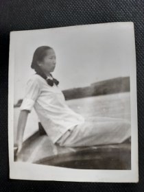 1970年代《老照片》小船上的白衣女孩