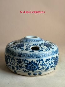 明宣德青花瓷器，可坐熏炉、笔架，全品，保存完整