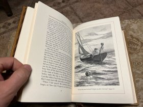 《鲁滨逊漂流记》Robinson Crusoe是英国作家丹尼尔·笛福Defoe的代表作，讲述了一位名叫鲁滨逊的青年，在一次航海中遭遇风暴，面对绝境，鲁滨逊凭借顽强的意志和不懈的努力，建造住所，种植粮食，驯养动物，制作工具，甚至救下并教化了一个土著人“星期五”，两人成为了忠实的朋友… 富兰克林Franklin出版社复刻1719年首版，真皮装帧，百部伟大作品系列，早期厚实无酸纸精品，崭新紧致。