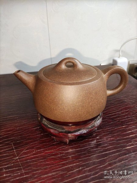 吴德盛款紫砂壶。功夫茶壶。素颜磨砂手感。非常舒适。有一点边磕碰。没有用过。完好品