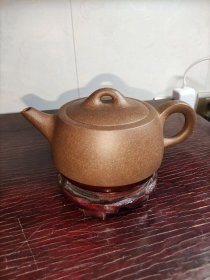 吴德盛款紫砂壶。功夫茶壶。素颜磨砂手感。非常舒适。有一点边磕碰。没有用过。完好品