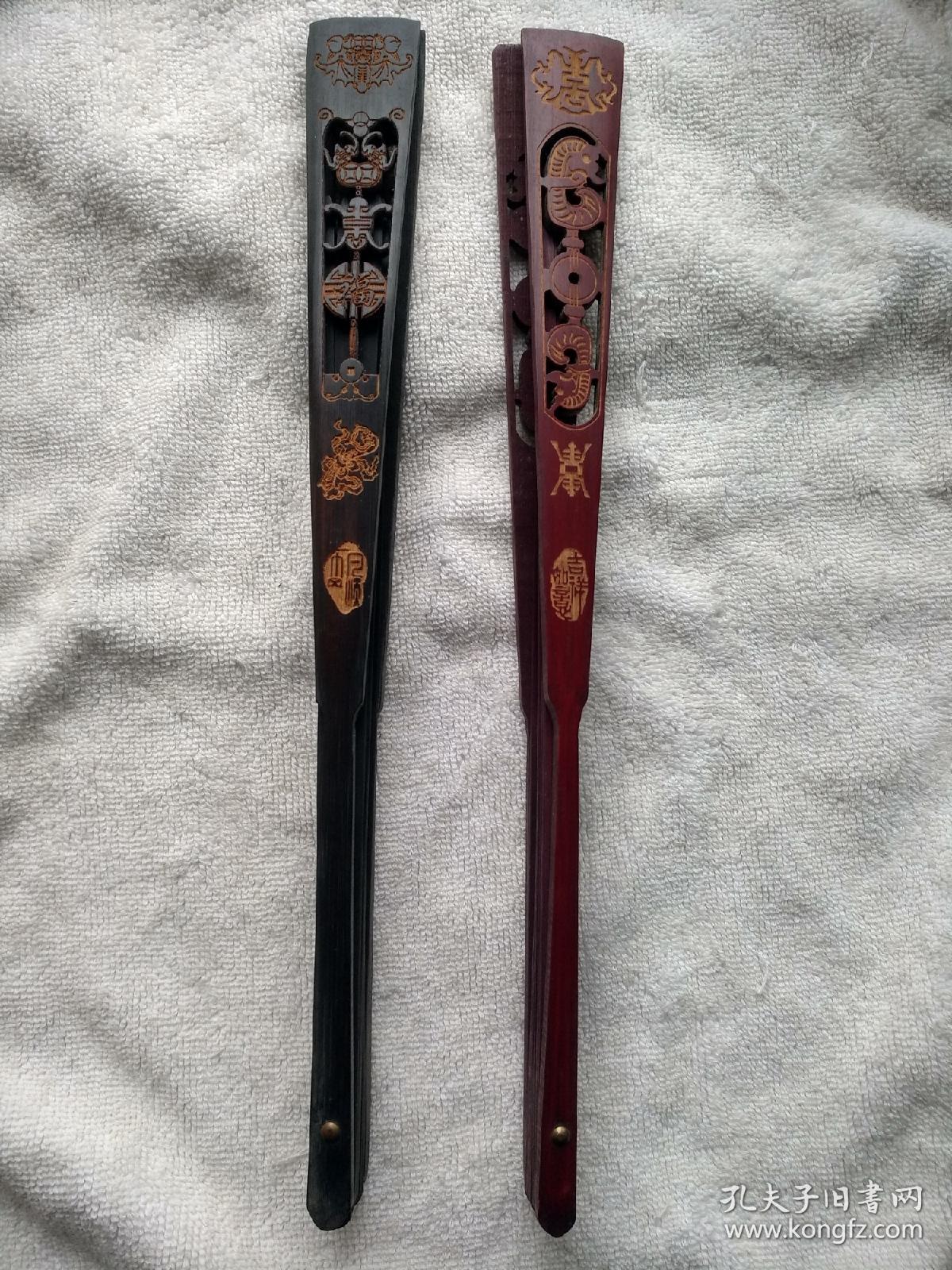 旧藏八十年代老扇骨（书画扇扇骨）两把，没有扇面，是十寸15方的，十三根小骨两个大边的，扇面和现在的十寸15方的相同，包浆厚重。本店多拍邮费合并一公斤以内一个价格