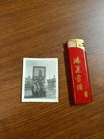 老照片～ 70年代时期 五位美女在宣传画前面合影的照片一张