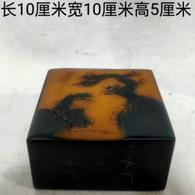 T珍藏乌鸦皮10×10×5四面章，雕刻精美，入刀深邃，石质坚硬 油润，手感圆滑，包浆自然，全品无残，成色如图，重1501g，