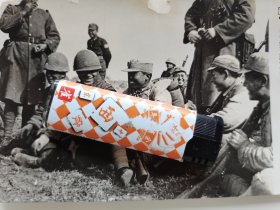 1943年国民党伪军士兵给日本士兵抽烟的照片，日本读卖新闻战地记者拍摄
