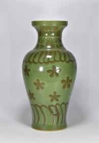 宋淳化绿釉剔釉祥瑞花草纹赏瓶 
高36厘米 直径18厘米