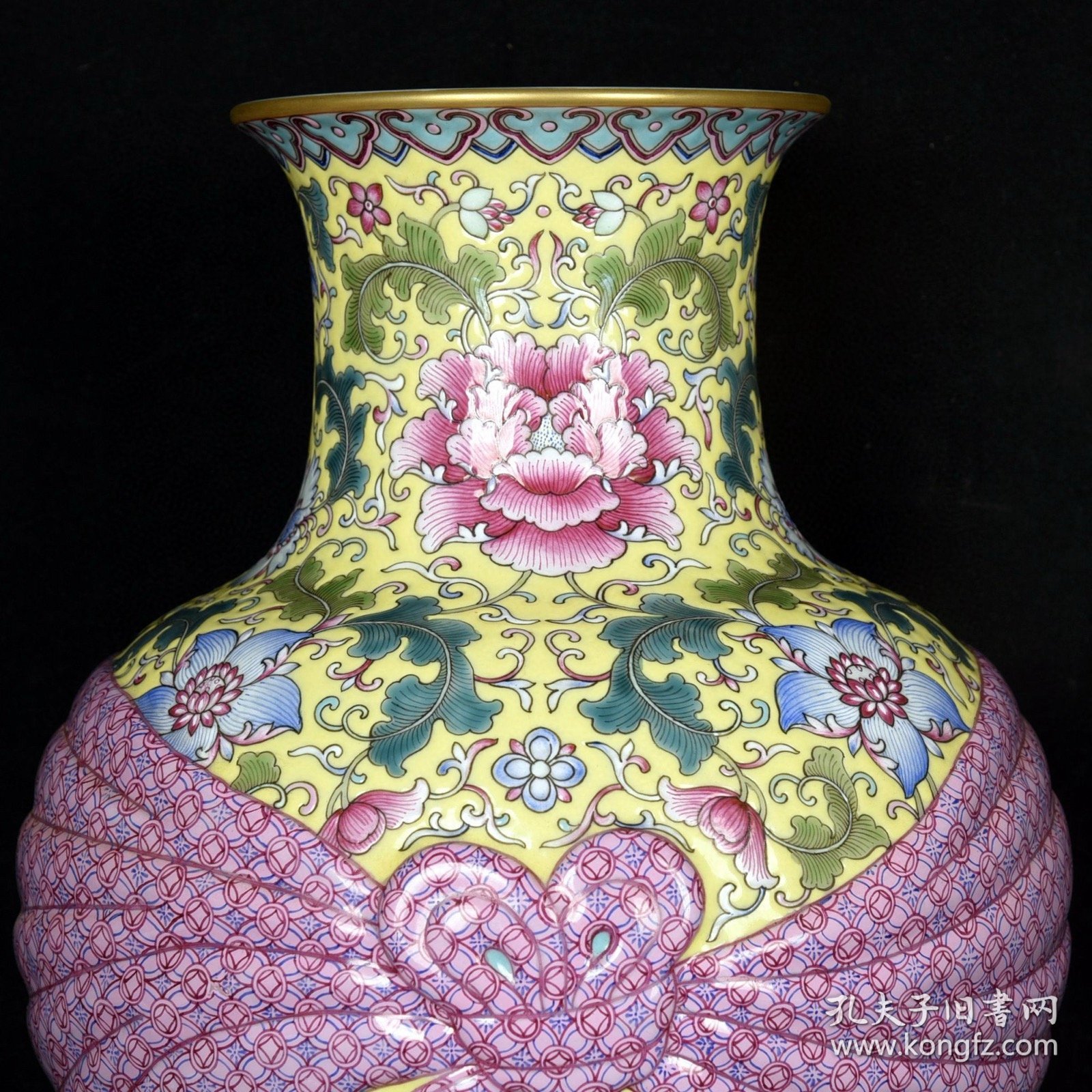 清乾隆黄地珐琅彩描金缠枝花纹包袱瓶 高35.5厘米 直径21厘米