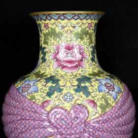 清乾隆黄地珐琅彩描金缠枝花纹包袱瓶 高35.5厘米 直径21厘米