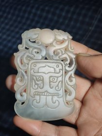 和田玉手工雕刻双龙戏珠玉佩一个，雕工精致，包浆油润，沁色自然，玉体通透，刻画形象细腻逼真，栩栩如生，手感圆润，品相完整，成色如图