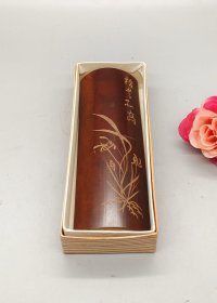 日本老竹茶则，手工雕刻兰花图案，刻工精致。老竹材质，包浆自然。有一处小瑕疵，画圈处有一点小划痕。介意勿拍。长12.5厘米，宽4厘米。高2.5厘米。纸盒装。