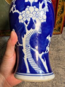 80年代左右，26厘米青花冰梅凤尾瓶一只y