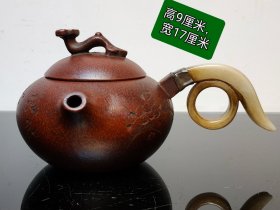 顾景舟制，三镶玉，紫砂壶，造型独特，外观精美，做工精细， 砂质细腻 ，色泽光润， 手感圆滑，品相完美，尺寸如图！