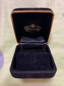 【海外回流  vintage中古】回流中古首饰盒  小年份  很实用  细节可见   里边带金色英文字迹  仔细看好图片，尺寸如图，有瑕疵，介意勿拍，谨慎下单！出售不退！偏远地区邮费联系客服另算！