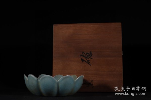 旧藏宋代汝窑天青釉冰裂纹莲瓣碗