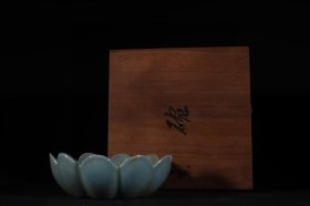 旧藏宋代汝窑天青釉冰裂纹莲瓣碗