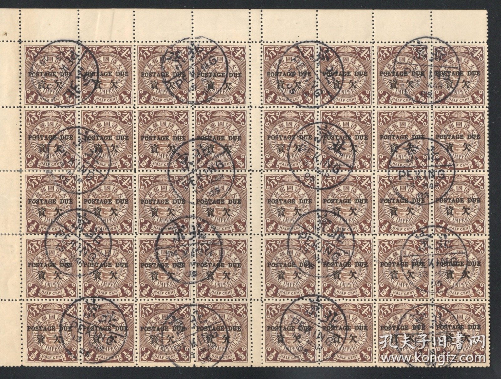 点击查看原图 1904年伦敦版欠资蟠龙邮票,两全格40方连,销北京小圆戳全戳。上品永久保真,大部分原胶无贴并伴有轻微脱胶,中间齿间有折边有齿孔断开的情况。保存完好,清票如此完整大块并达到如此品质的难得