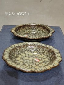 美品·精工细作满工官窑小开片瓜棱瓣口赏盘一对。